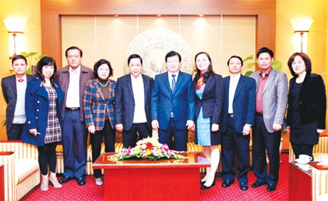 Bí thư Tỉnh ủy Trần Thế Ngọc trong buổi làm việc với Bộ trưởng  Bộ Xây dựng Trịnh Đình Dũng và các cán bộ.