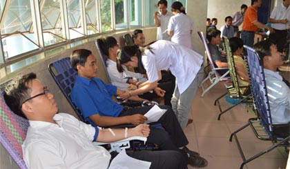 Đoàn viên, thanh niên tham gia hiến máu tình nguyện. Ảnh: Vân Anh