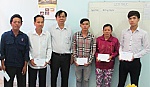 Trao 42 triệu đồng cho 7 sinh viên có hoàn cảnh khó khăn
