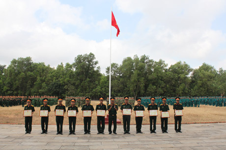 Đồng chí Đại tá Trần Văn Lan - Chỉ huy trưởng Bộ CHQS tỉnh tặng Giấy khen cho các cơ quan, đơn vị.