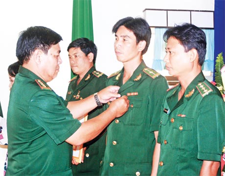 Đại tá  Phan  Hồng Châu  trao tặng  Kỷ niệm chương  cho cán bộ BĐBP.