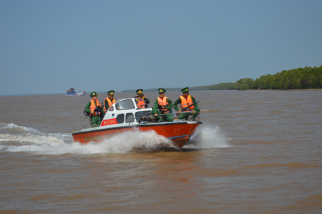 Bộ đội biên phòng tuần tra. Ảnh: Như Lam