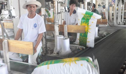Lau bóng và đóng gói gạo xuất khẩu.