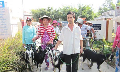 Hộ nghèo xã Tân Thới nhận dê giống.