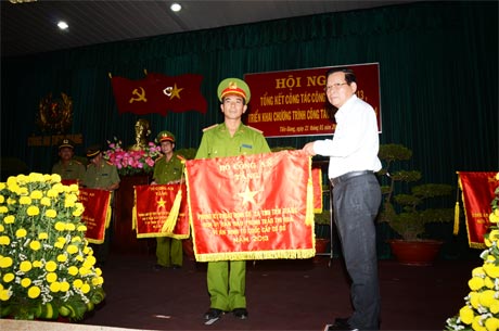 Ông  Nguyễn  Văn Khang, Chủ tịch UBND tỉnh trao Cờ  của  Bộ Công an tặng  Phòng Kỹ thuật  hình sự.