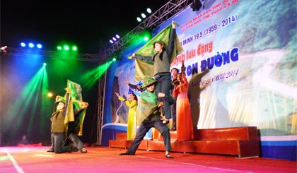 Đoàn Tiền Giang biểu diễn phục vụ tại huyện Thăng Bình, tỉnh Quảng Nam. 