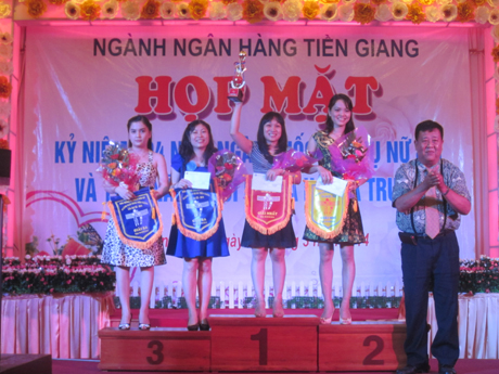 Ông Võ Thanh Nhã- Giám đốc Ngân hàng nhà nước chi nhánh Tiền Giang trao thưởng cho các đội đoạt giải