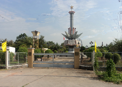 Tượng đài ở khu di tích chiến thắng Ngã Sáu Bằng Lăng.