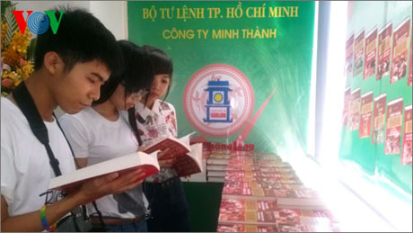Bộ sách được sự quan tâm của nhiều độc giả trẻ trong ngày ra mắt.