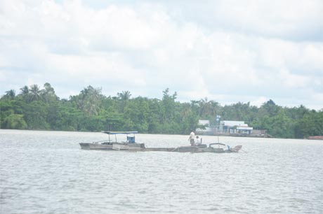 Khai thác cát trái phép trên sông Tiền.