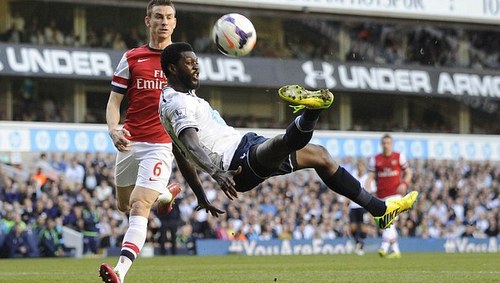 Adebayor vô duyên khi gặp lại đội bóng cũ. Ảnh: Andy