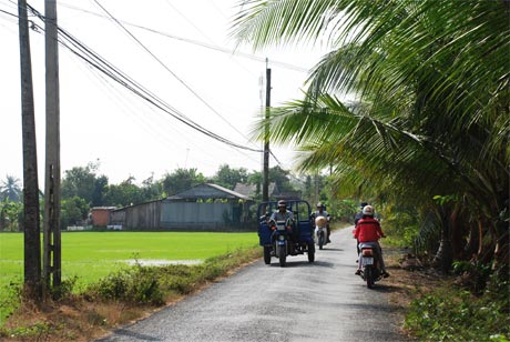 Đường giao thông nông thôn được xây dựng, tạo thuận lợi trong việc đi lại và vận chuyển hàng hóa cho người dân.