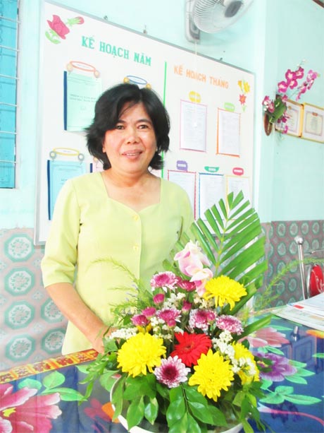 Cô Thái Thị Nhụy, Hiệu trưởng Trường  Mẫu Giáo xã Đăng Hưng Phước.