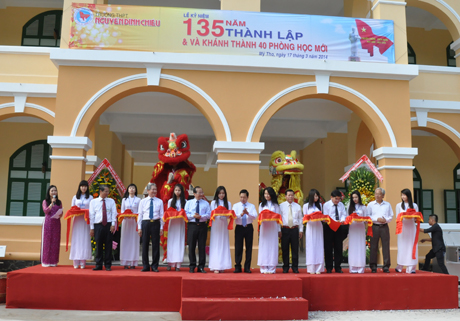 uý vị đại biểu cắt bằng khánh thành và tham quan phòng học mới.