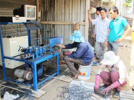 Anh Tùng (người đứng thứ 2 từ phải sang) đang khảo sát máy bẻ tay dê tại công trường.