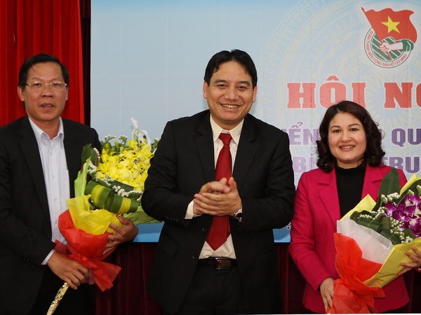 Bí thư thứ nhất Trung ương Đoàn TNCS Hồ Chí Minh tặng hoa chúc mừng các cán bộ đi luân chuyển. Ảnh: Dương Giang