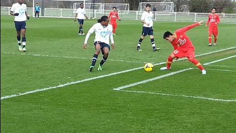 U19 Việt Nam (áo đỏ) đã thua đậm trước U19 Tottenham.