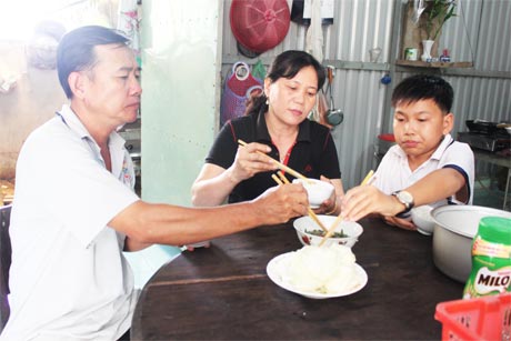 Anh Tấn tự tay nấu ăn.
