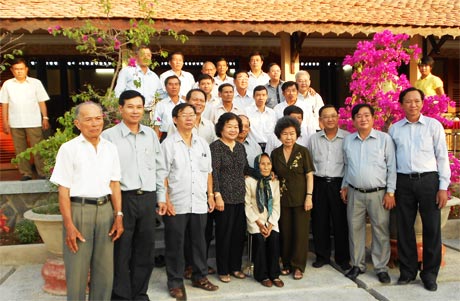Lãnh đạo các cấp trong tỉnh chụp ảnh lưu niệm cùng bà Nguyễn Ngọc Việt và gia đình nguyên Phó Chủ tịch nước Trương Mỹ Hoa. Ảnh: Nguyễn Hoàng