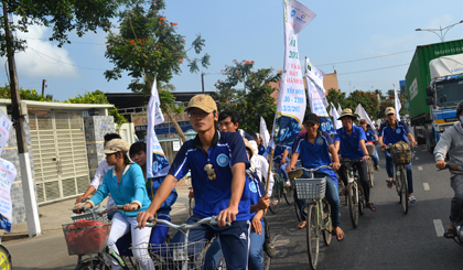 Ảnh minh họa đi xe đạp tuyên truyền hường ứng giờ Trái Đất. Ảnh: Như Lam
