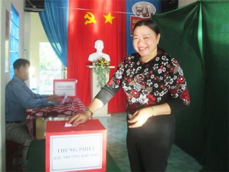 Bà Trần Kim Mai, Phó Chủ tịch Thường trực UBND tỉnh, đại diện cử tri khu phố Mỹ Thạnh Hưng (phường 6) bỏ lá phiếu đầu tiên. Ảnh: Đ.V.H