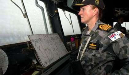 Thuyền trưởng tàu hải quân HMAS của Australia có mặt tại khu vực tìm kiếm ở Nam Ấn Độ Dương. (Ảnh: Reuters)