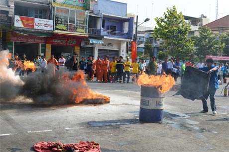 Các đội thi thực hành chữa cháy.