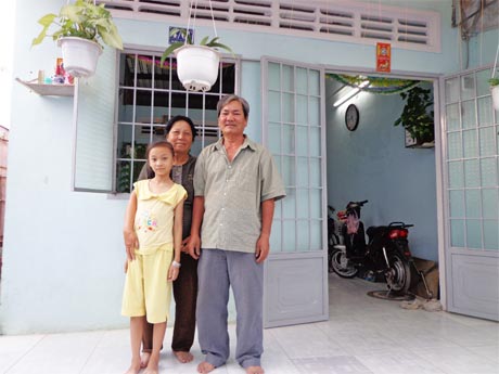 Gia đình ông Lê Văn Thương vui vẻ trong căn nhà  vừa được xây từ Quỹ Mái ấm Công đoàn.