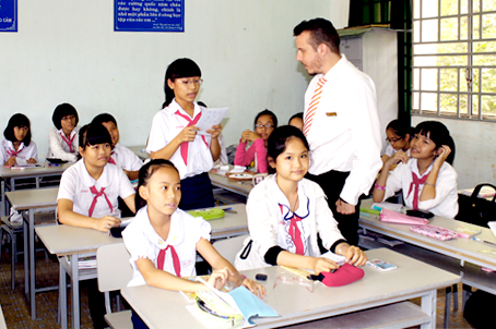 Giáo viên nước ngoài dạy tiếng Anh trong giờ lên lớp tại Trường THCS Hùng Vương (TP. Biên Hòa). Nguồn: baodongnai.com.vn
