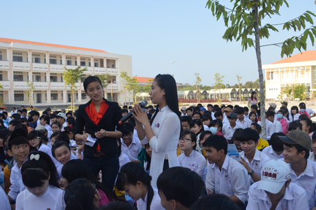 Nhiều thắc mắc, nhiều câu hỏi được các thí sinh đặt ra. Ảnh: Như Lam