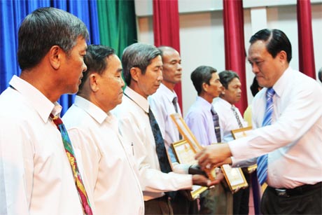 Ông Lê Văn Nghĩa, Phó Chủ tịch UBND tỉnh trao thưởng các tập thể, cá nhân.
