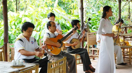 Đờn ca tài tử tại Khu du lịch Thới Sơn.