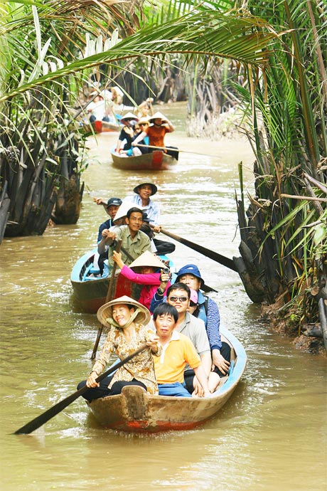 Du lịch đò chèo ở Khu du lịch Thới Sơn.