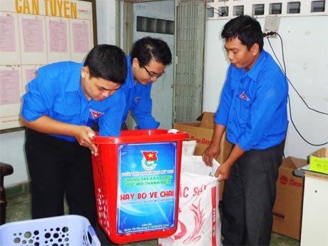  Đoàn viên phường 5- TP.  Mỹ Tho thu gom ve chai vào cuối tuần thông qua mô hình “Sọt rác thanh niên”.