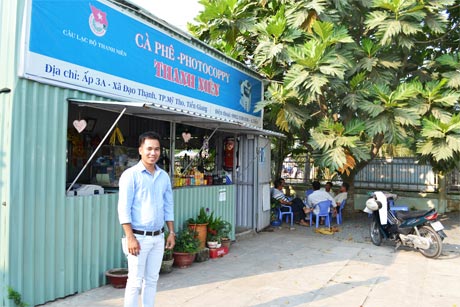 Nguyễn Hữu Tiền trước “CLB Cà phê - Phôtô thanh niên”.