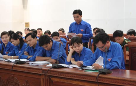 Đại diện đoàn viên, thanh niên bày tỏ tâm tư, nguyện vọng và đặt câu hỏi với lãnh đạo tỉnh.
