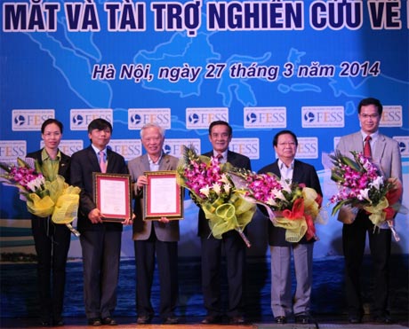 Các thành viên Ban sáng lập Quỹ ra mắt và nhận quyết định của Bộ Nội vụ.