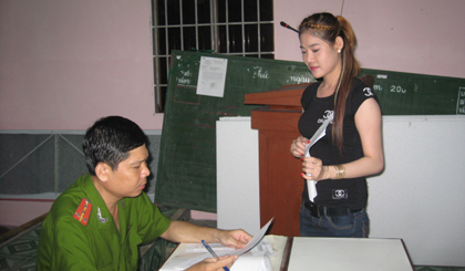 Lê Thị Hồng Thắm chủ quán ca phê gội đầu Thiên Nga cam kết không tái phạm trước dân.