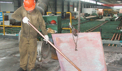 Sản xuất ống đồng tại Công ty TNHH Gia công Đồng Hải Lượng (Khu công nghiệp Long Giang)