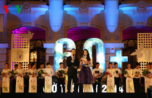 Chương trình Giờ trái đất năm 2014 tại Quảng trường Cách mạng tháng 8 (TP. Hà Nội).