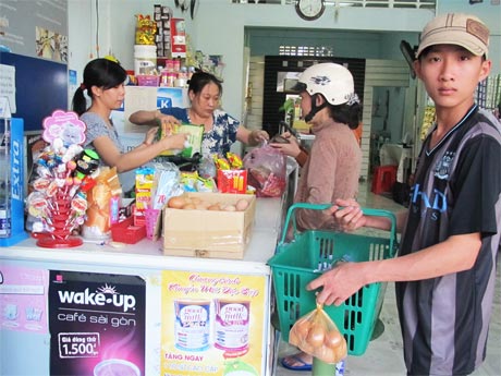 Khách đang mua hàng tại cửa hàng tự chọn.