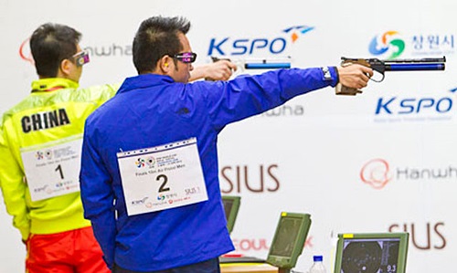 Hoàng Xuân Vinh (áo xanh) đã mang vinh quang về cho bắn súng Việt Nam. (ảnh: ISSF)
