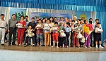 Trao quà cho trẻ khuyết tật