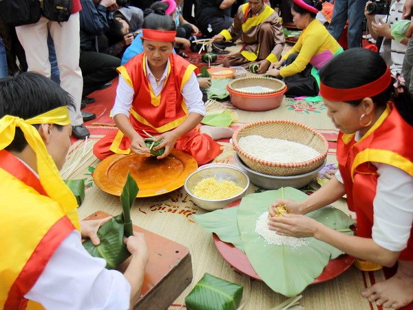 Thi gói bánh chưng trong Lễ hội Đền Hùng 2013. (Ảnh: Thanh Tùng/TTXVN)