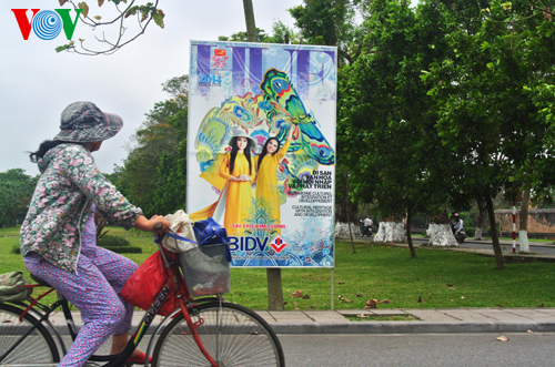 ... các băng rôn chào mừng Festival đã được treo lên.