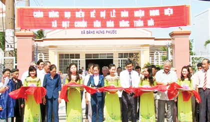 Cắt băng khánh  thành  cổng  Xã văn hóa nông thôn  mới  Thành  Công.