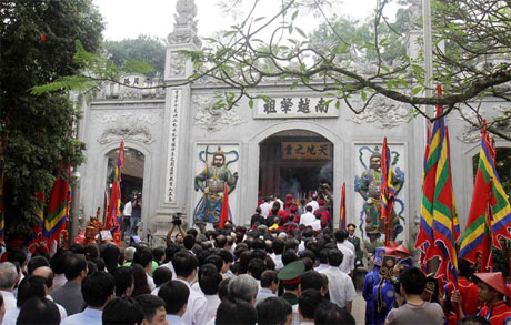 Dâng hương các Vua Hùng tại Đền Thượng.