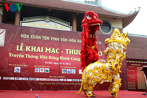 Múa lân mở màn lễ khai mạc.