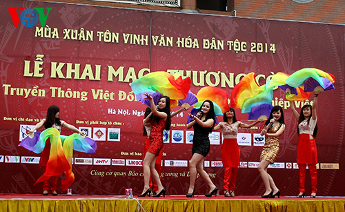 Chương trình đem đến cho khán giả những tiết mục văn nghệ ca múa nhạc đặc sắc.