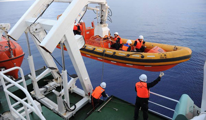 Thủy thủ tàu Hải Tuần 01 tìm kiếm hộp đen từ chiếc máy bay mất tích (Nguồn: Xinhua)